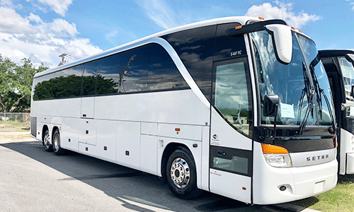 FLY SHUTTLE & TOURS の車体(白)