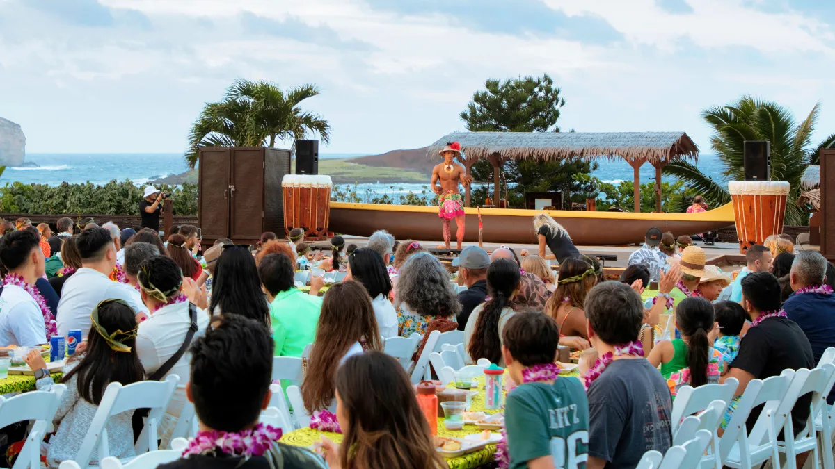 アロハ カイ ルアウ・ディナーショー / ステージと食事会場