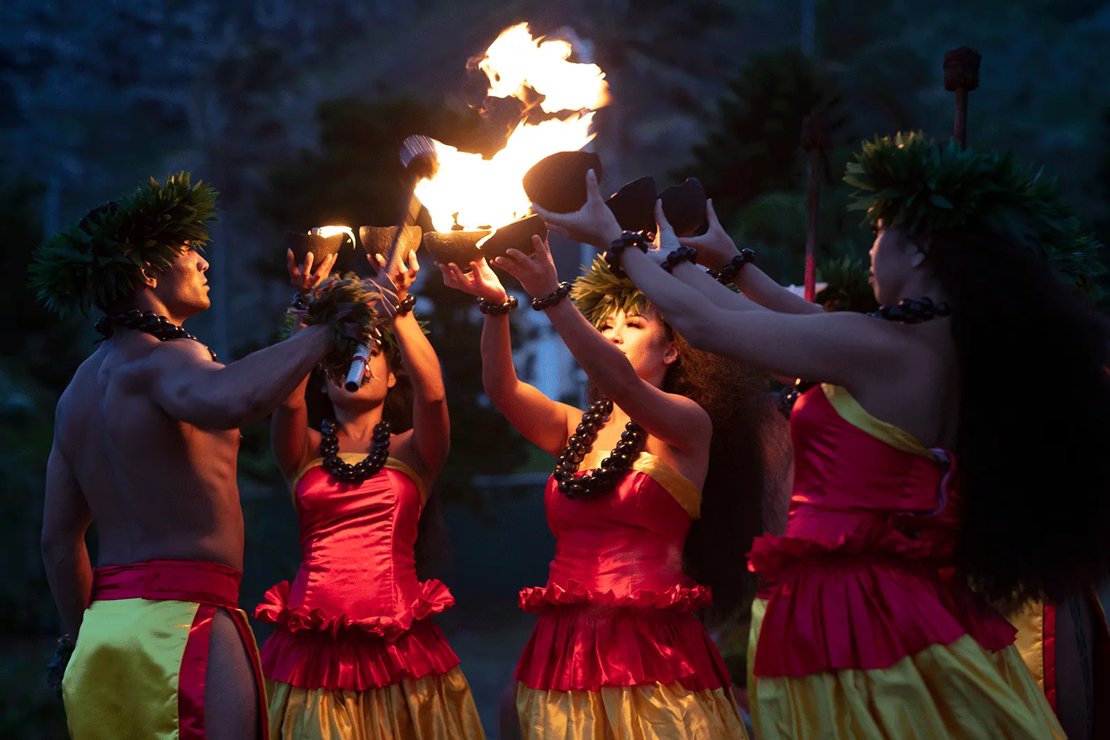 輪になりトーチの炎を受け取るダンサーたち