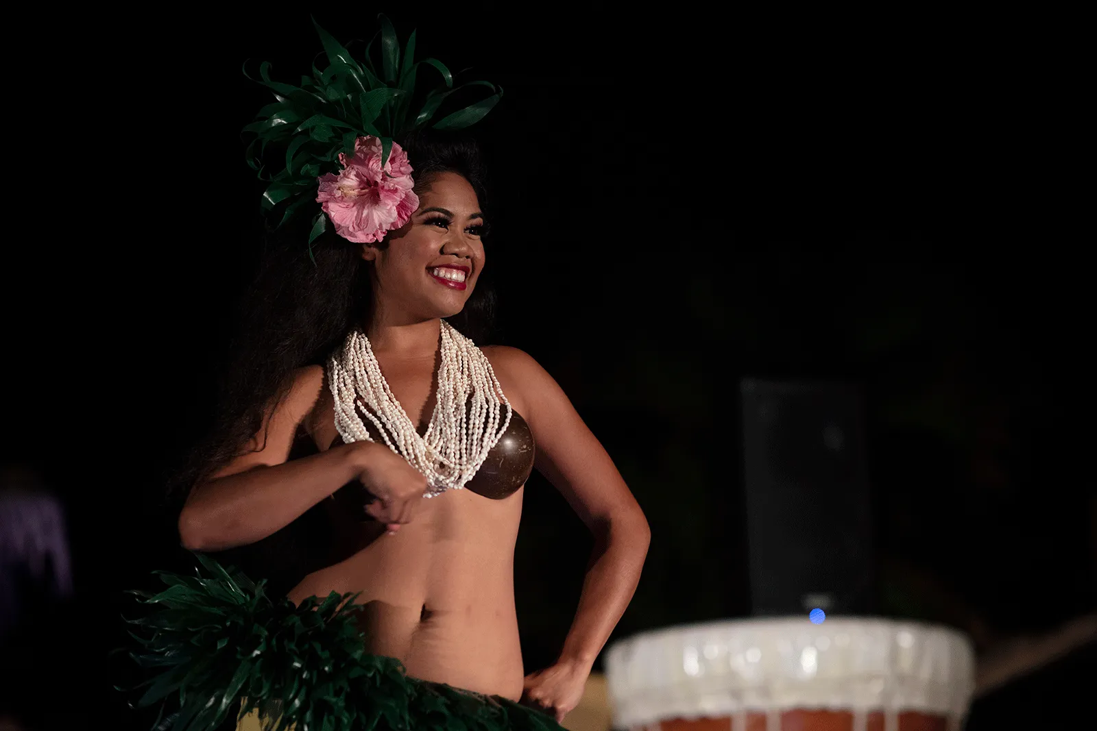 笑顔で踊るソロのフラダンサー、スカートの動きが強調された瞬間