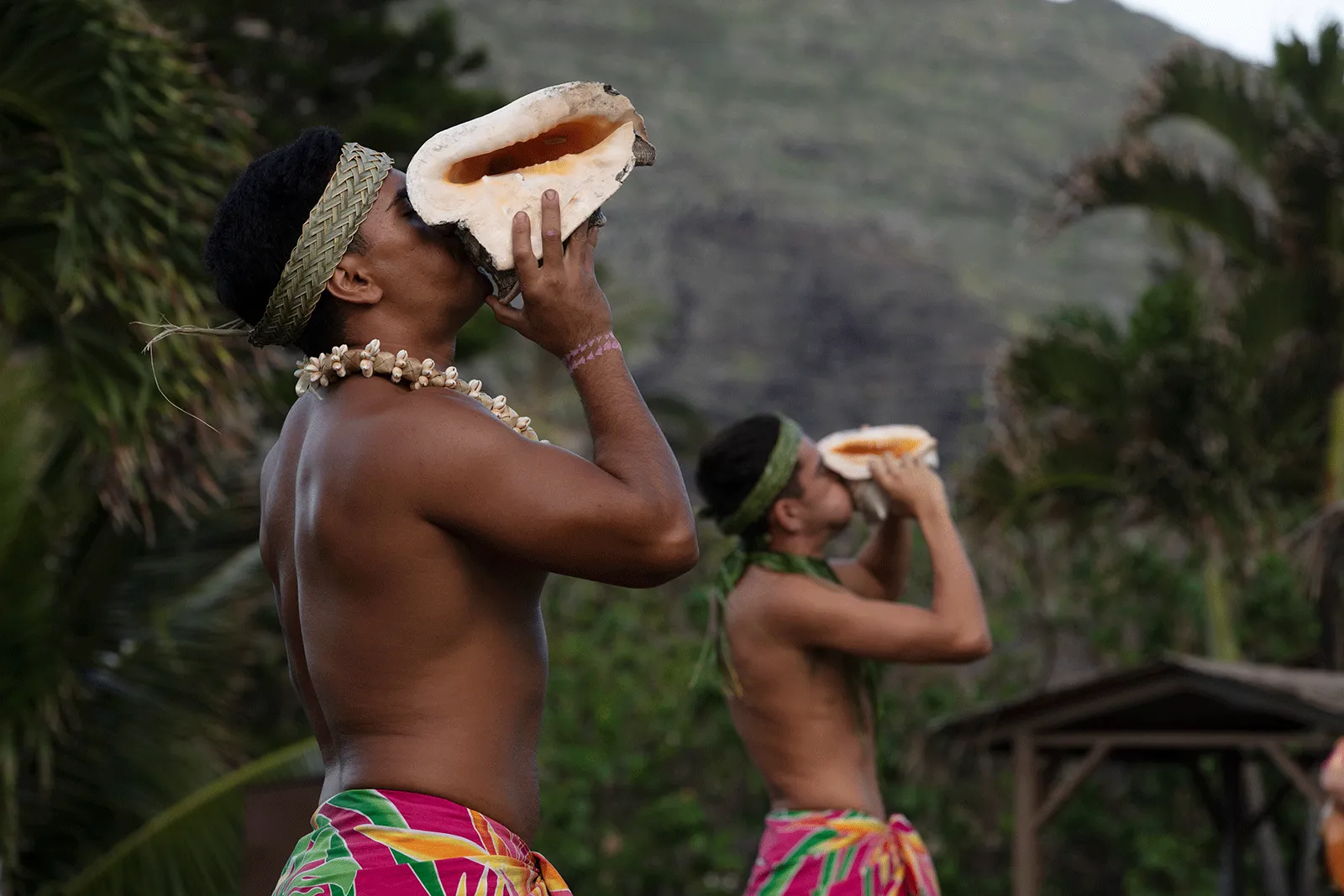 開幕の合図でホラ貝を吹く男性ダンサー
