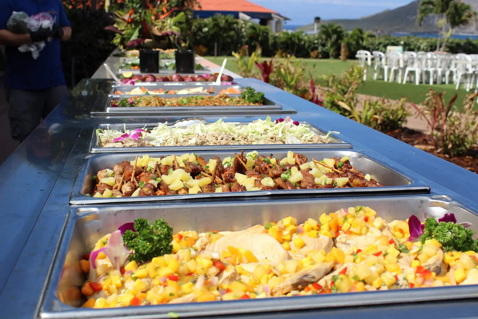 ビュッフェラインに並ぶハワイアン料理(カルアポーク、照り焼きチキン、ライスなど)