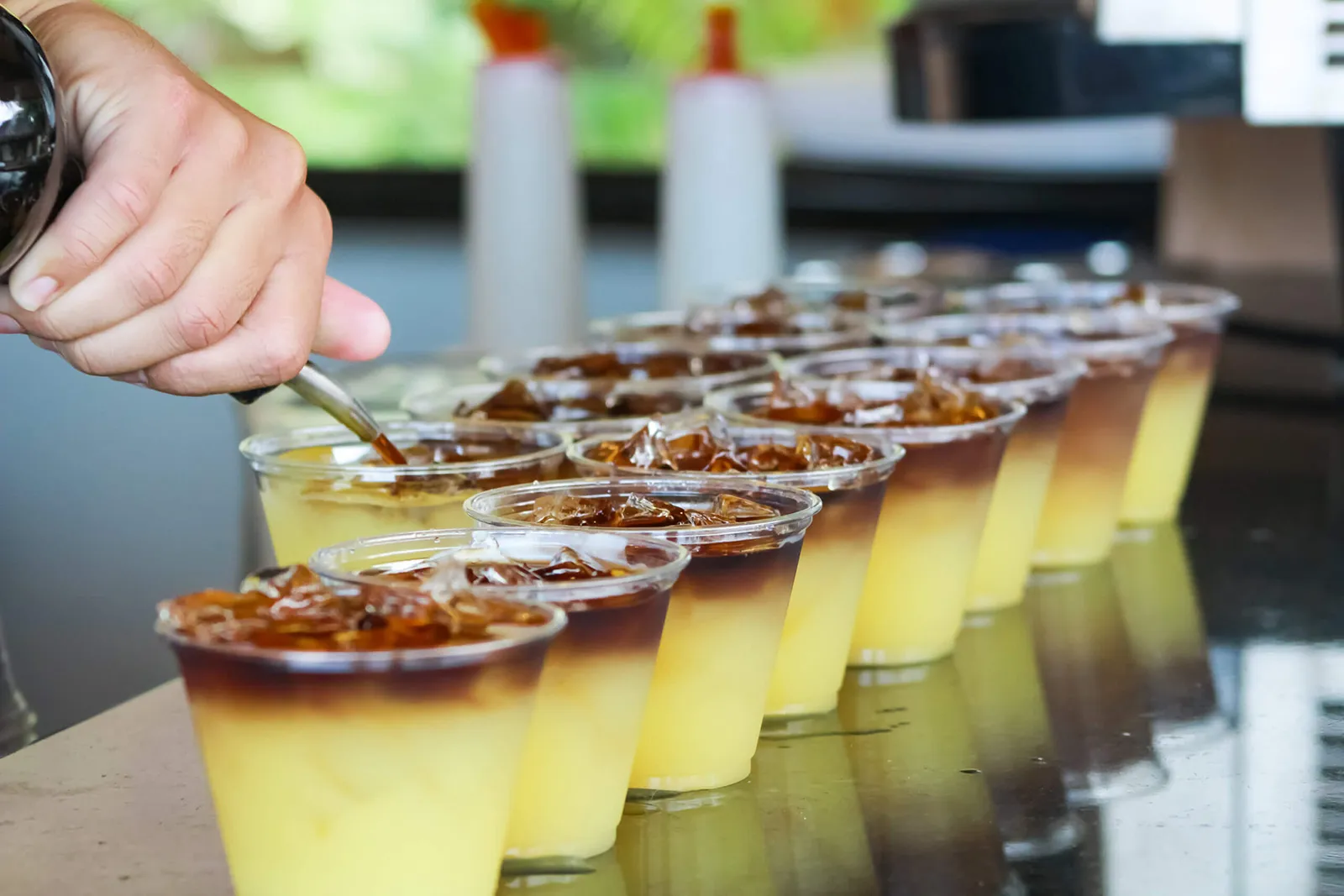 カクテルを作るバーテンダーの手元(マイタイの仕上げ)