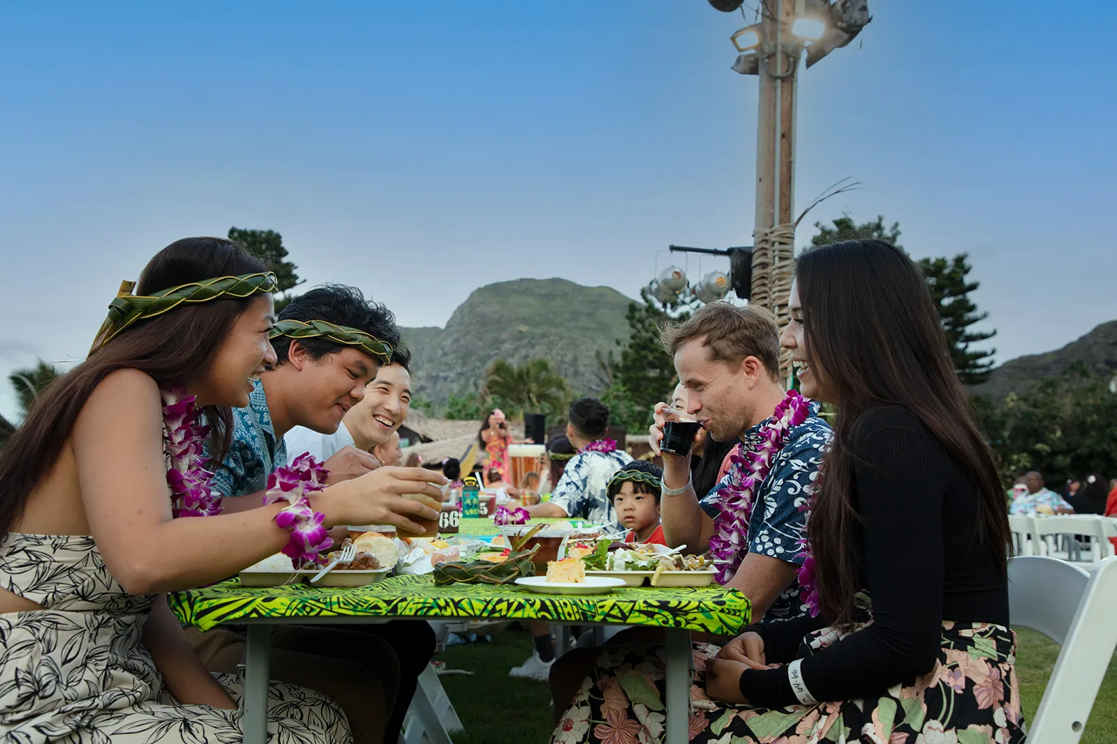 オーシャンビュー会場でディナーを楽しむ家族のテーブル