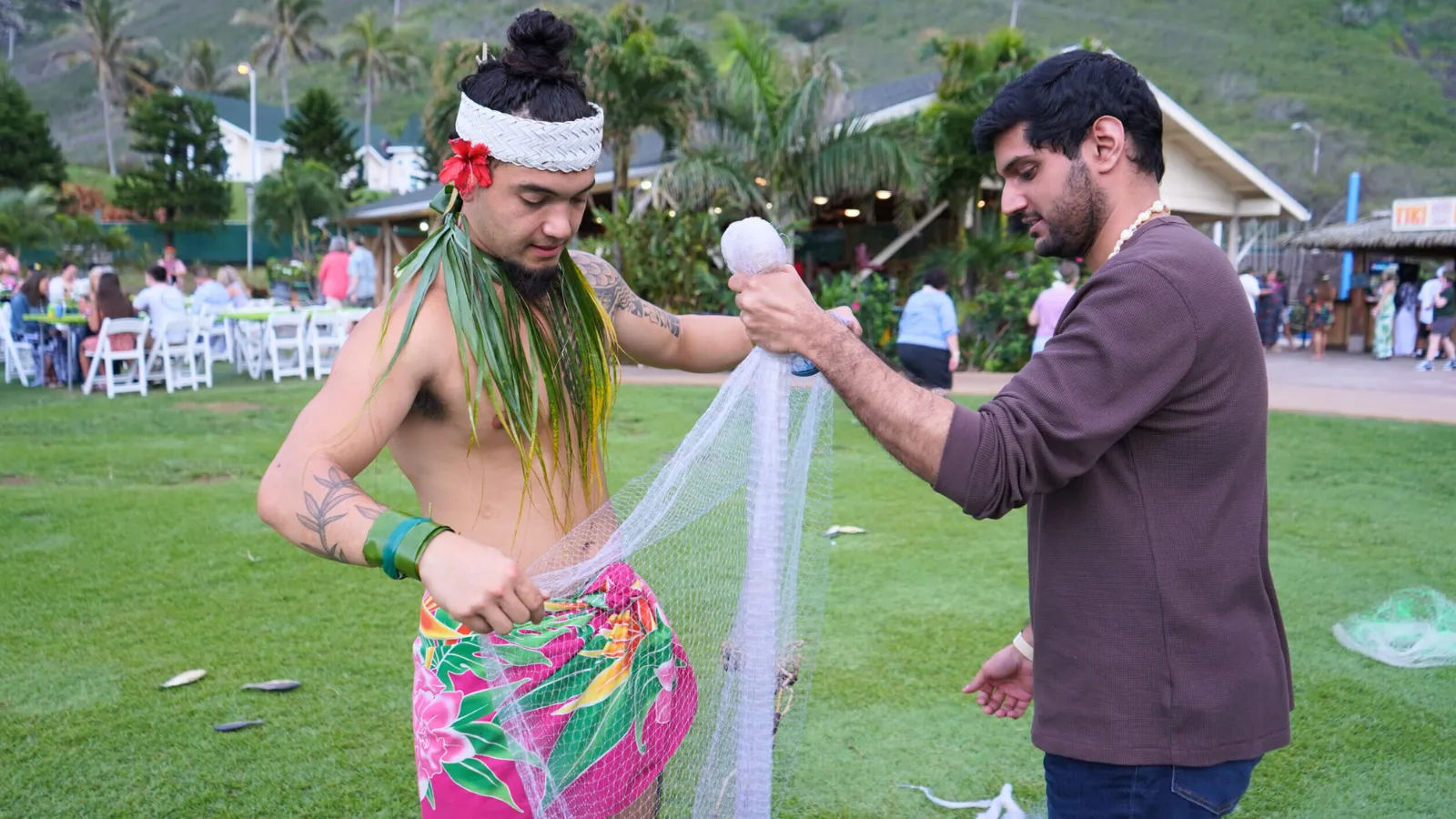 ハワイアン・カルチャー体験を楽しむ参加者