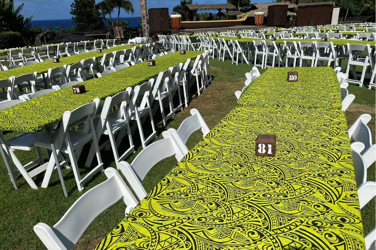 アロハ カイ ルアウ・ディナーショー会場の椅子とテーブル