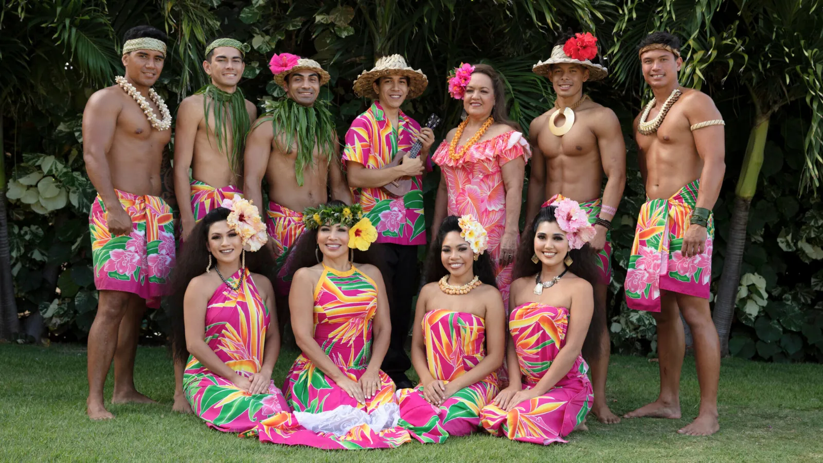 整列するアロハ カイ ルアウのダンサーたち
