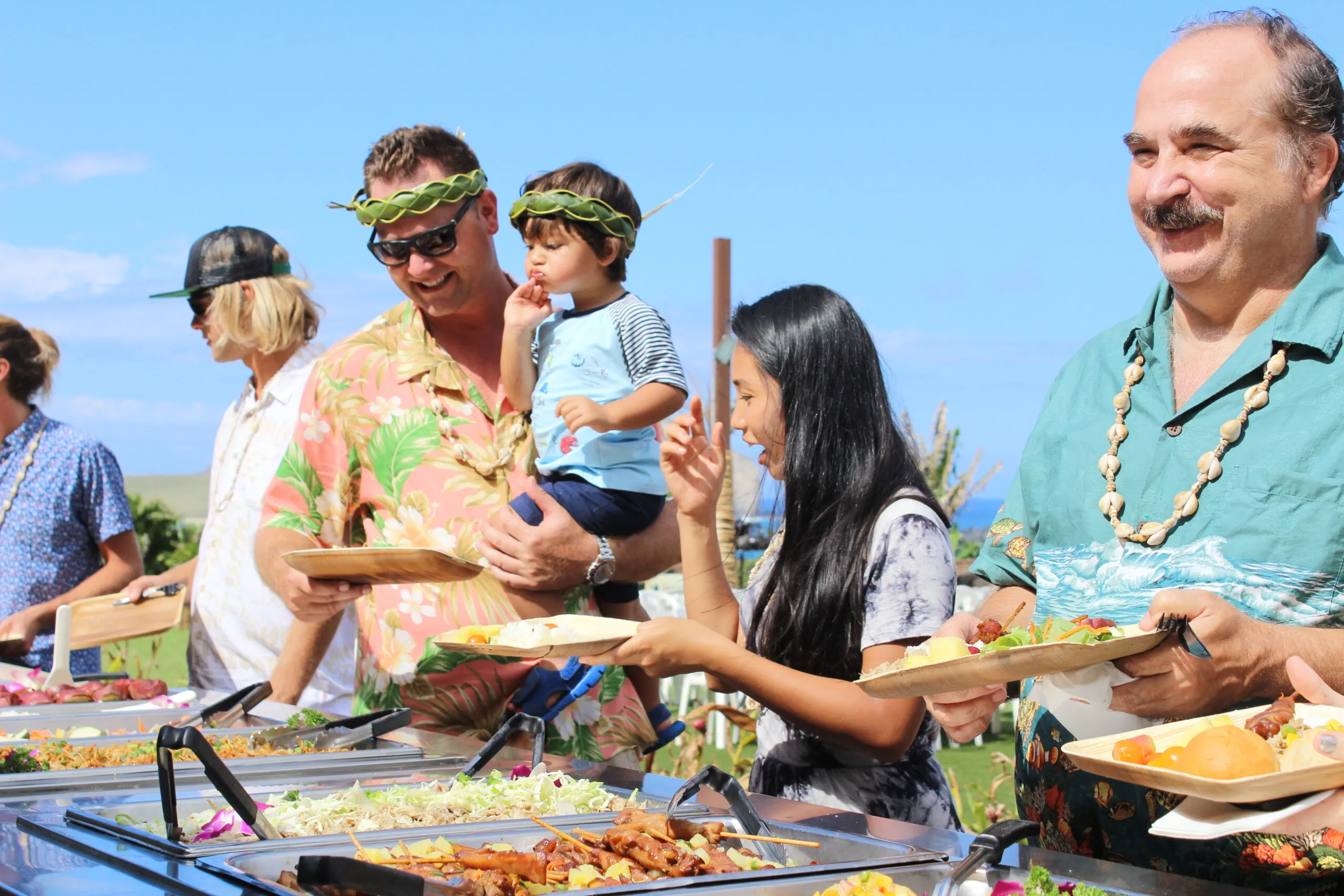 ビュッフェを楽しむ参加者