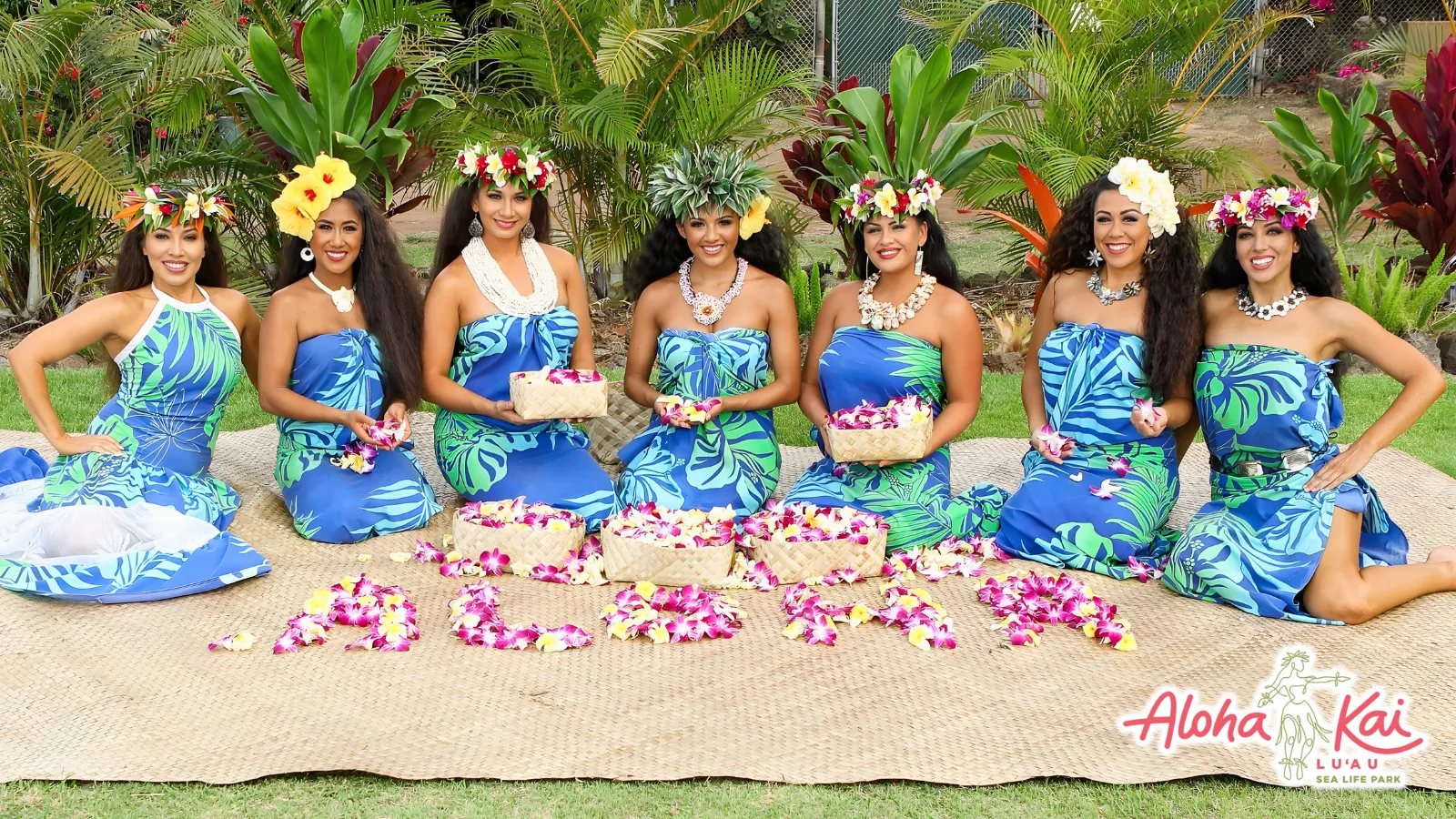 微笑むアロハ カイ ルアウの女性ダンサーたち