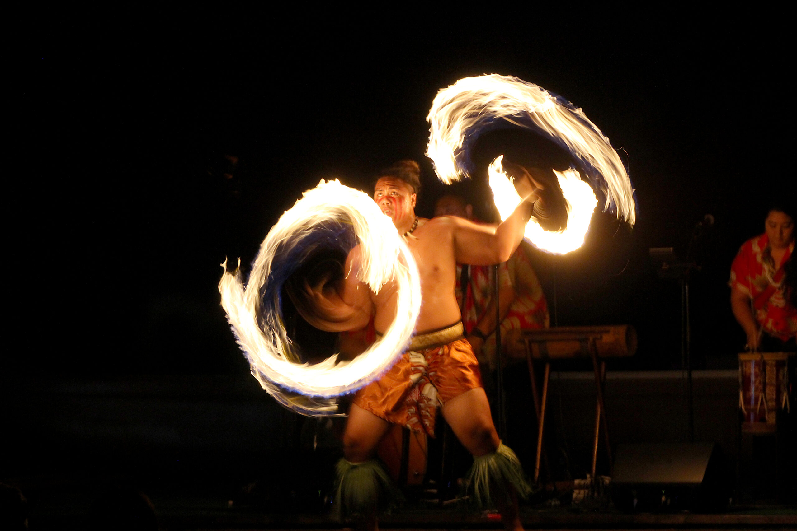 迫力のファイアーナイフ・ダンス