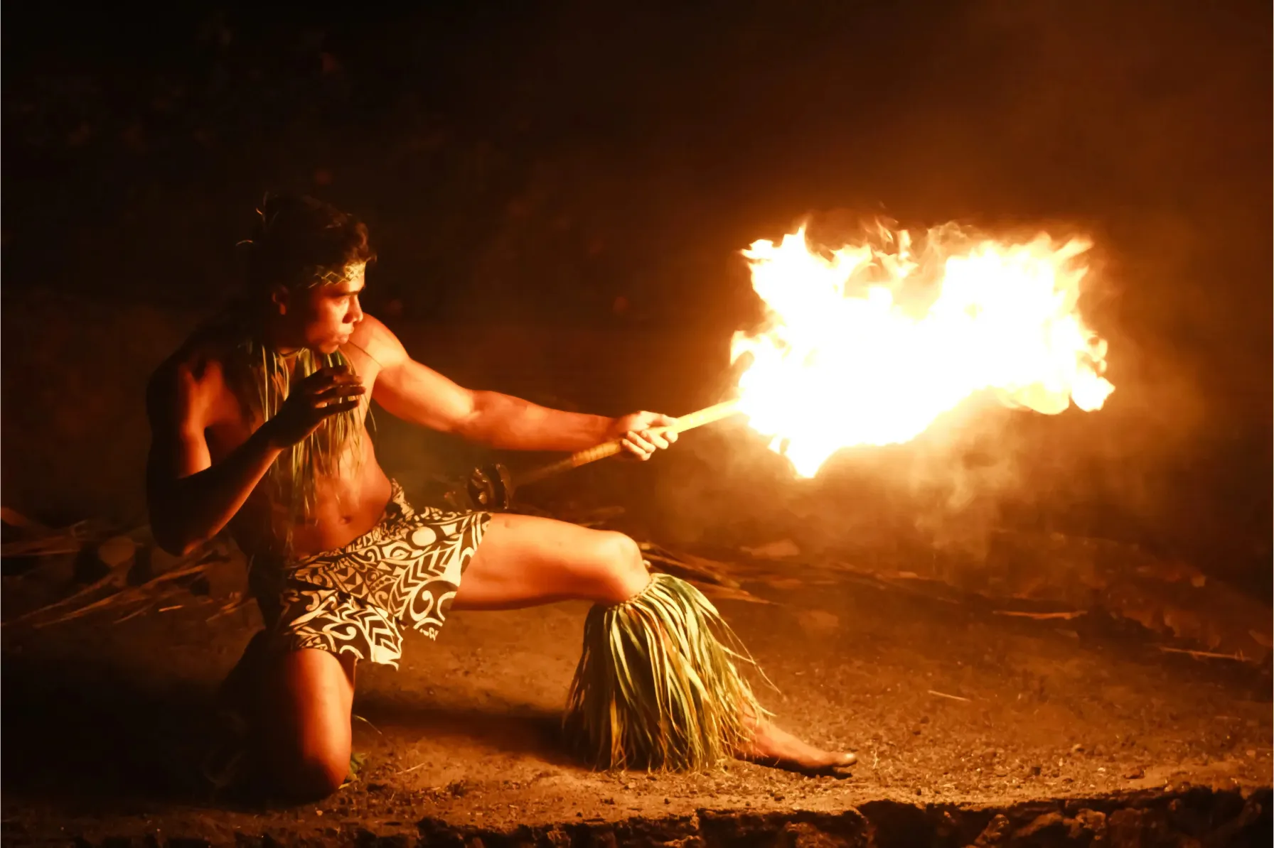 燃え上がるトーチを振る演者