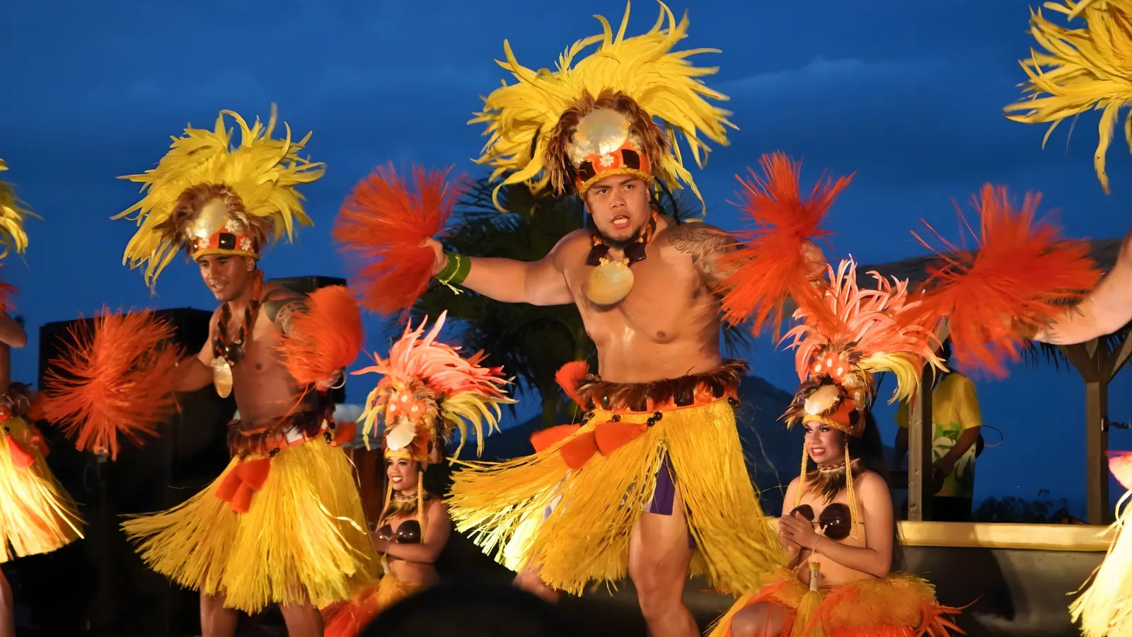 ステージ上で踊るポリネシアン・ダンサーたち