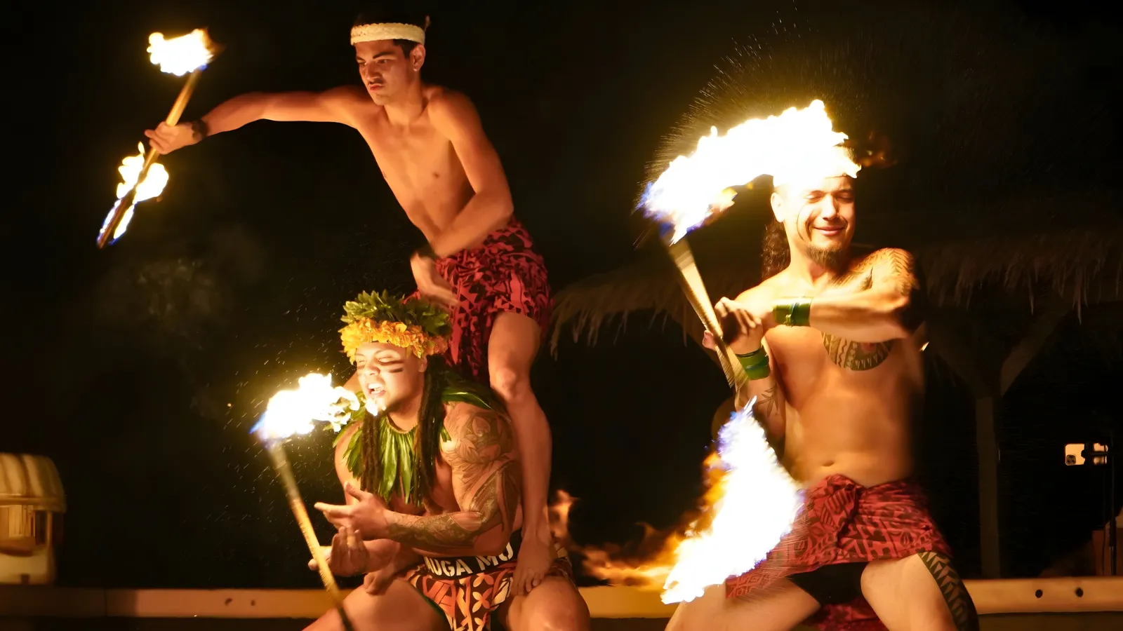 ファイヤーナイフを演舞するダンサーたち